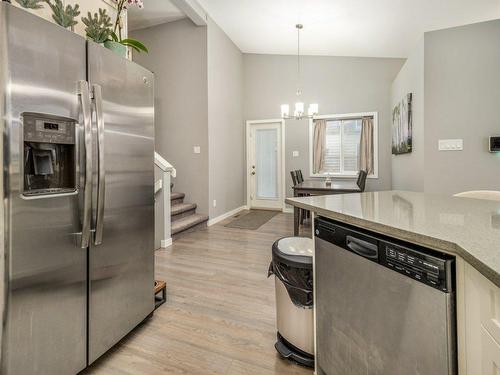 348 Crocus Terrace West, Lethbridge, AB - Indoor Photo Showing Kitchen