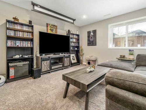 348 Crocus Terrace West, Lethbridge, AB - Indoor Photo Showing Living Room