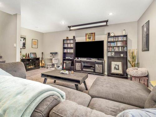 348 Crocus Terrace West, Lethbridge, AB - Indoor Photo Showing Living Room