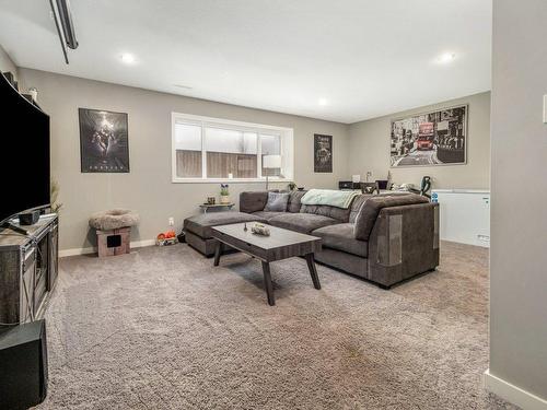 348 Crocus Terrace West, Lethbridge, AB - Indoor Photo Showing Living Room