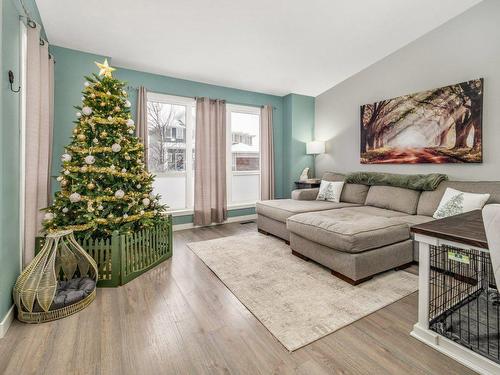 348 Crocus Terrace West, Lethbridge, AB - Indoor Photo Showing Living Room