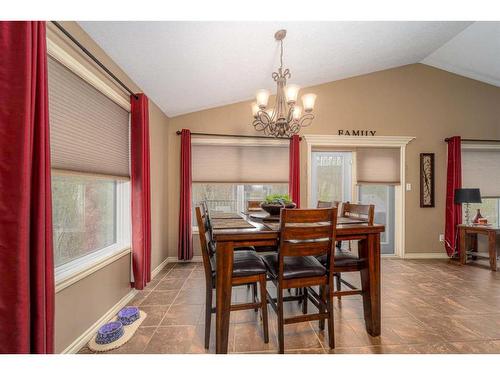 91 Gateway Mews South, Lethbridge, AB - Indoor Photo Showing Dining Room