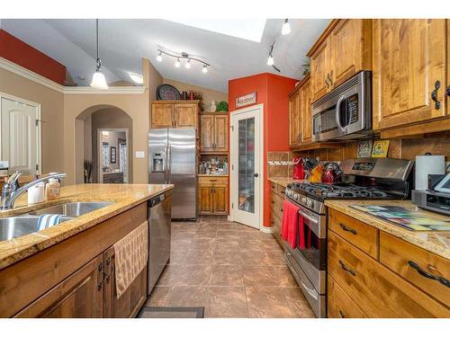 91 Gateway Mews South, Lethbridge, AB - Indoor Photo Showing Kitchen With Double Sink