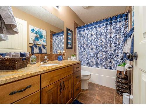 91 Gateway Mews South, Lethbridge, AB - Indoor Photo Showing Bathroom