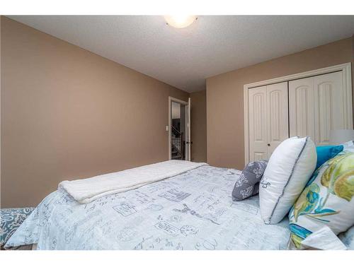 91 Gateway Mews South, Lethbridge, AB - Indoor Photo Showing Bedroom