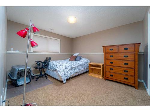 91 Gateway Mews South, Lethbridge, AB - Indoor Photo Showing Bedroom