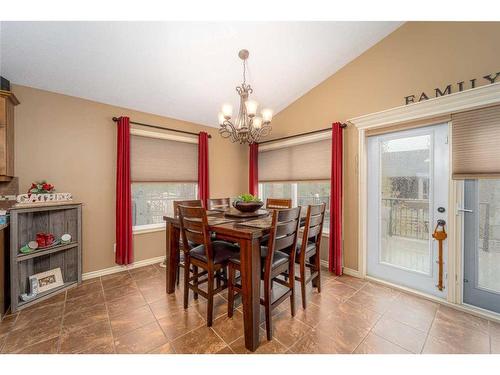 91 Gateway Mews South, Lethbridge, AB - Indoor Photo Showing Dining Room