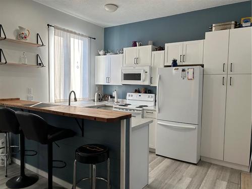 172 N 1 Street West, Magrath, AB - Indoor Photo Showing Kitchen