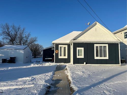 172 N 1 Street West, Magrath, AB - Outdoor