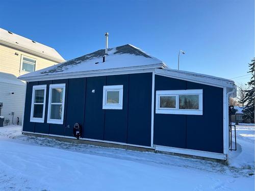 172 N 1 Street West, Magrath, AB - Outdoor With Exterior