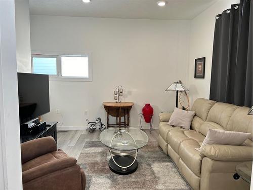 172 N 1 Street West, Magrath, AB - Indoor Photo Showing Living Room