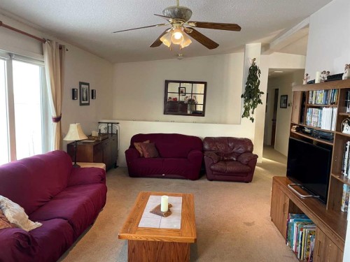 122061A 501 Highway East, Milk River, AB - Indoor Photo Showing Living Room