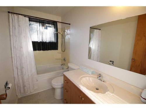 2412 5A Avenue North, Lethbridge, AB - Indoor Photo Showing Bathroom