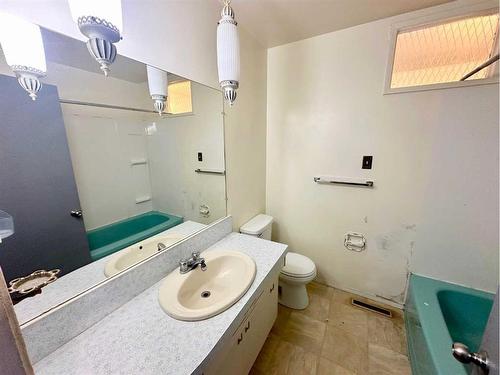 1929 22 Avenue South, Lethbridge, AB - Indoor Photo Showing Bathroom