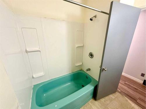 1929 22 Avenue South, Lethbridge, AB - Indoor Photo Showing Bathroom