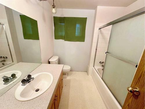 1929 22 Avenue South, Lethbridge, AB - Indoor Photo Showing Bathroom