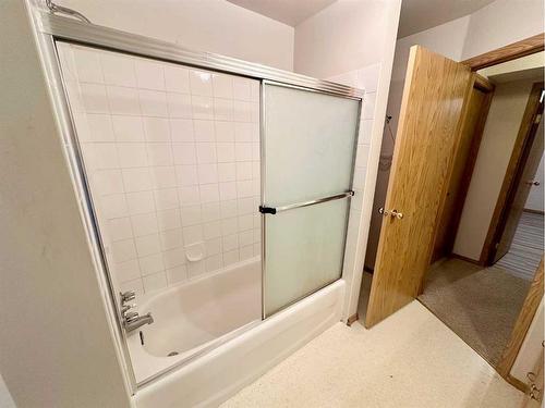 1929 22 Avenue South, Lethbridge, AB - Indoor Photo Showing Bathroom