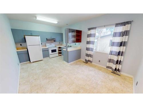 1929 22 Avenue South, Lethbridge, AB - Indoor Photo Showing Kitchen