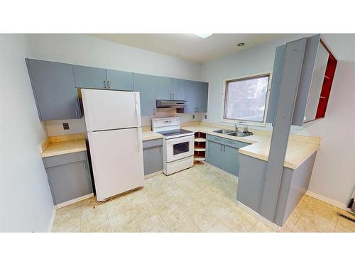 1929 22 Avenue South, Lethbridge, AB - Indoor Photo Showing Kitchen With Double Sink