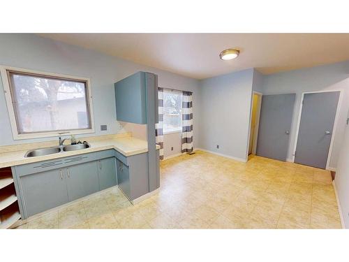 1929 22 Avenue South, Lethbridge, AB - Indoor Photo Showing Kitchen With Double Sink