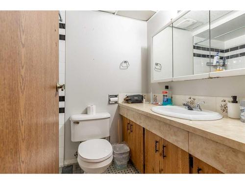 1626 & 1628 3 Avenue North, Lethbridge, AB - Indoor Photo Showing Bathroom