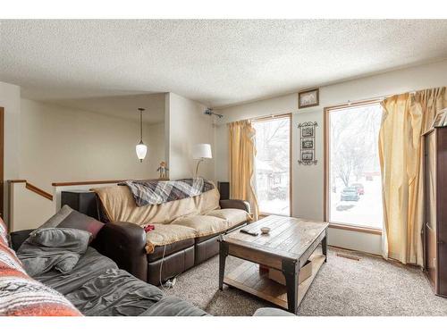 1626 & 1628 3 Avenue North, Lethbridge, AB - Indoor Photo Showing Living Room