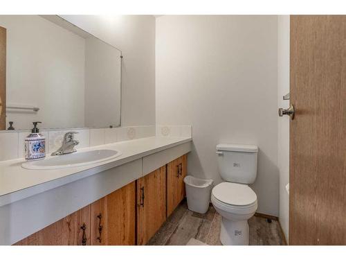 1626 & 1628 3 Avenue North, Lethbridge, AB - Indoor Photo Showing Bathroom