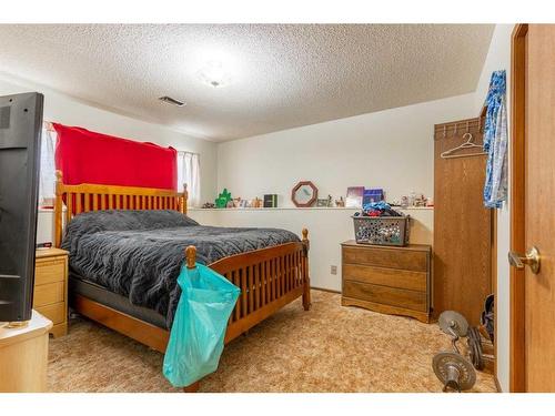 1626 & 1628 3 Avenue North, Lethbridge, AB - Indoor Photo Showing Bedroom