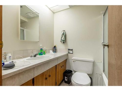 1626 & 1628 3 Avenue North, Lethbridge, AB - Indoor Photo Showing Bathroom