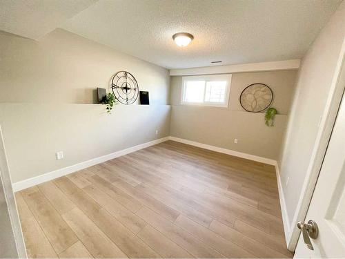 4330 4 Avenue, Lethbridge, AB - Indoor Photo Showing Other Room