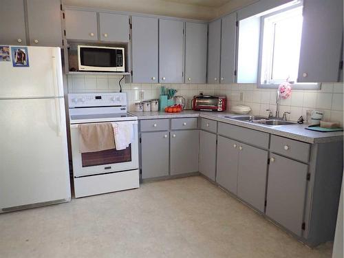 140072 Rng Rd 171, Rural Taber, M.D. Of, AB - Indoor Photo Showing Kitchen With Double Sink