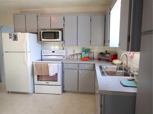 140072 Rng Rd 171, Rural Taber, M.D. Of, AB - Indoor Photo Showing Kitchen With Double Sink