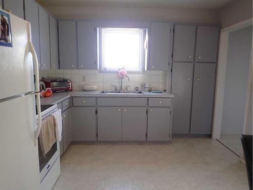 140072 Rng Rd 171, Rural Taber, M.D. Of, AB - Indoor Photo Showing Kitchen With Double Sink