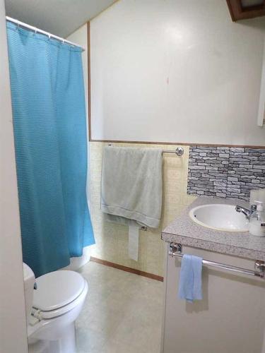 140072 Rng Rd 171, Rural Taber, M.D. Of, AB - Indoor Photo Showing Bathroom