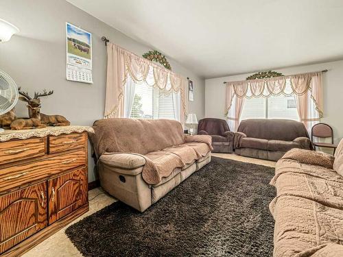 107 9 Street North, Vauxhall, AB - Indoor Photo Showing Living Room