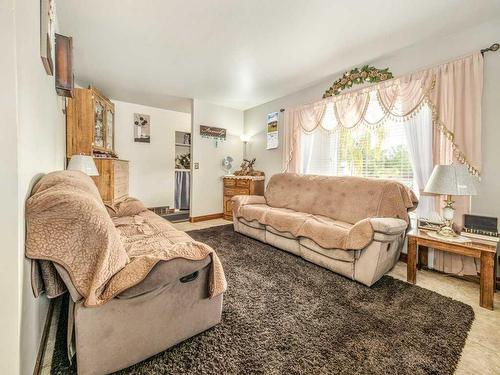 107 9 Street North, Vauxhall, AB - Indoor Photo Showing Living Room