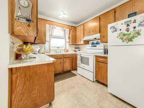 107 9 Street North, Vauxhall, AB - Indoor Photo Showing Kitchen