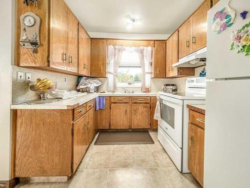 107 9 Street North, Vauxhall, AB - Indoor Photo Showing Kitchen