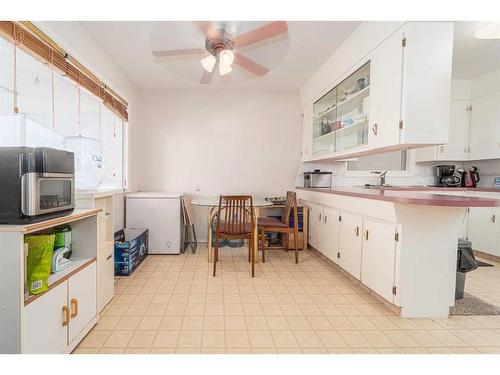 1910 20 Street North, Lethbridge, AB - Indoor Photo Showing Kitchen