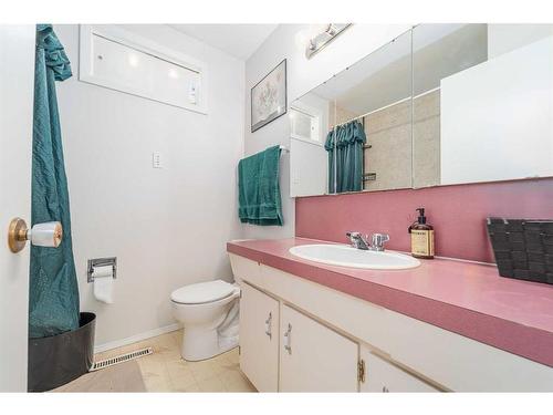 1910 20 Street North, Lethbridge, AB - Indoor Photo Showing Bathroom