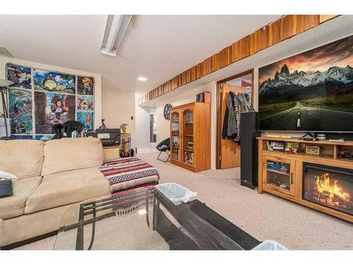 1910 20 Street North, Lethbridge, AB - Indoor Photo Showing Living Room