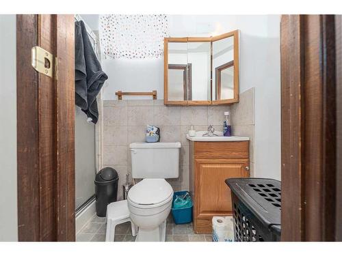 1910 20 Street North, Lethbridge, AB - Indoor Photo Showing Bathroom