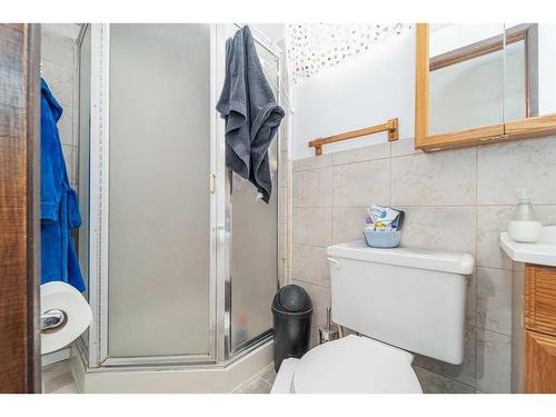 1910 20 Street North, Lethbridge, AB - Indoor Photo Showing Bathroom