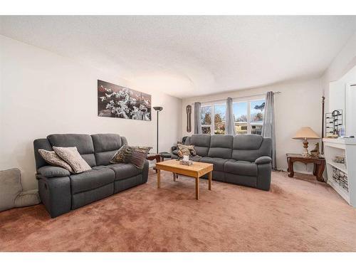 1910 20 Street North, Lethbridge, AB - Indoor Photo Showing Living Room