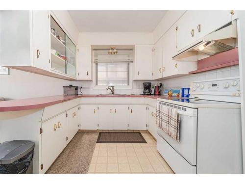 1910 20 Street North, Lethbridge, AB - Indoor Photo Showing Kitchen