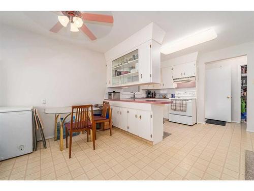 1910 20 Street North, Lethbridge, AB - Indoor Photo Showing Kitchen