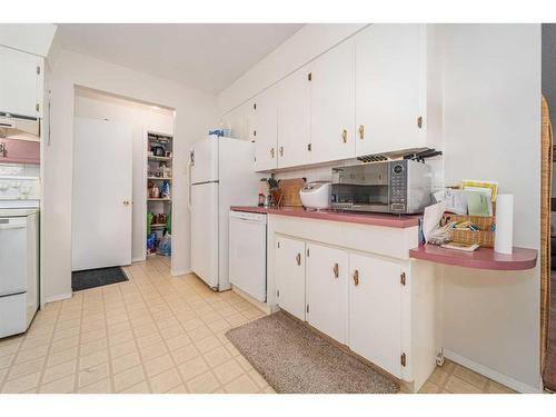 1910 20 Street North, Lethbridge, AB - Indoor Photo Showing Kitchen