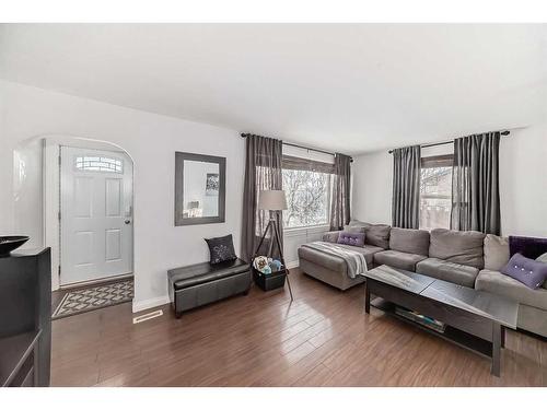 1511 1 Avenue North, Lethbridge, AB - Indoor Photo Showing Living Room