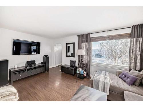 1511 1 Avenue North, Lethbridge, AB - Indoor Photo Showing Living Room