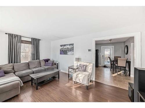 1511 1 Avenue North, Lethbridge, AB - Indoor Photo Showing Living Room